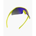 Détail des lunettes sport transparentes vertes sur un terrain HYROX
