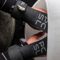 Maniques Heron Picsil noires portées sur barre pour grip workout
