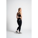 Brassière yoga noire Regina en plein mouvement
