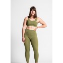 Brassière yoga vert army Regina en posture