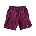 Short training homme rouge porté en séance HIIT