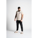 T-shirt sport unisexe beige porté en salle de musculation