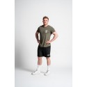 T-shirt sport unisexe vert army porté en salle de fitness